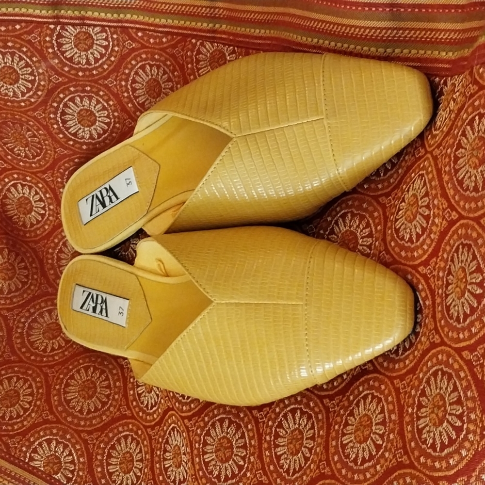 Zara Almond Shape Toe Flat 💛Yellow Mules. Animal  🐊  embossed upper.